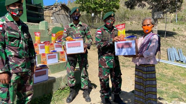 HUT TNI ke-76, Satgas Yonarmed 6/3 Kostrad Bagikan Sembako di Perbatasan RI-RDTL
