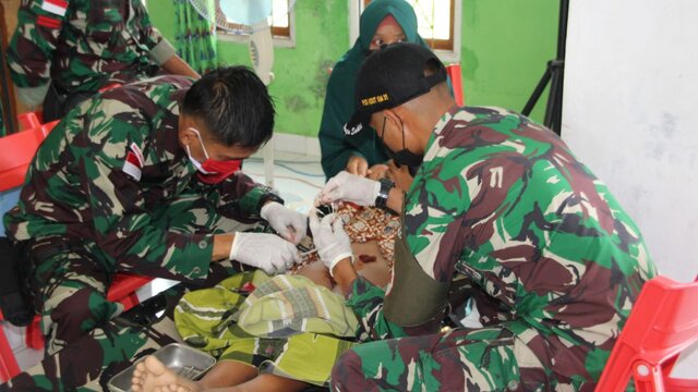 HUT TNI ke-76, Satgas Pamtas 131/Brs Gelar Pelayanan Kesehatan Terpadu di Papua
