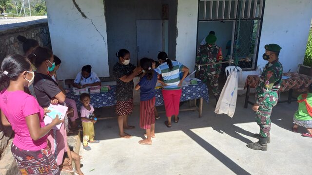 Pos Motaain Satgas Pamtas Yonif 742/SWY Bantu Yankes Posyandu
