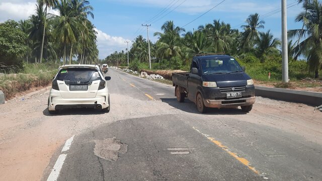 Dua Perusahaan Tambak Udang Diminta Segera Mengaspal Jalan Raya Penyak - Kurau