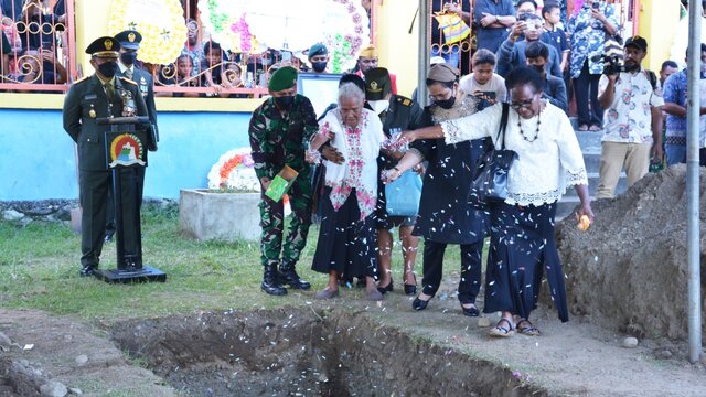 DANREM 172/PWY SEBAGAI IRUP PEMAKAMAN JENAZAH TOKOH PEJUANG RAMSES OHEE