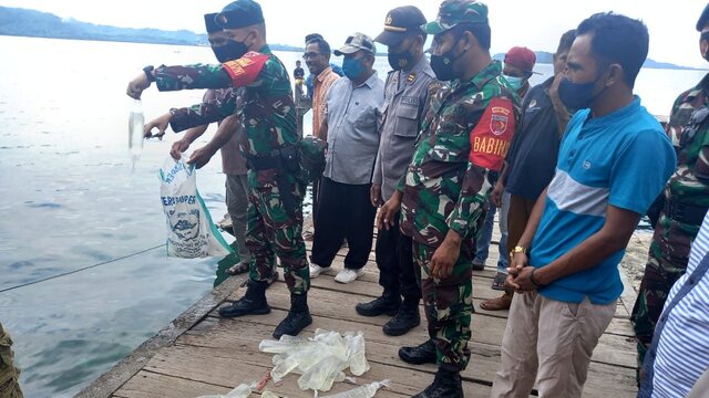 Yonif Raider Khusus 732/Banau Bersama Kepolisian Musnahkan Puluhan Miras