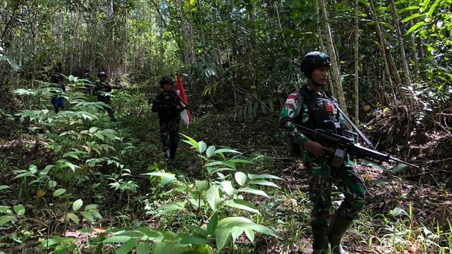 Satgas Yonif 131/Brs Cek Patok Batas MM 2.2