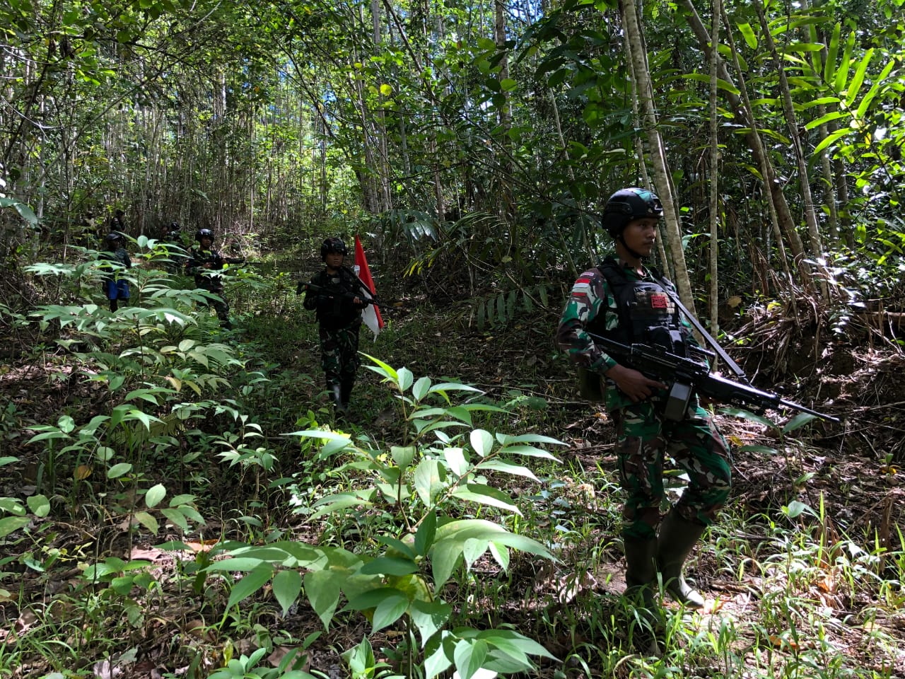 Jaga Kedaulatan Batas Wilayah Satgas Yonif 131/Brs Cek Patok Batas MM 2.2