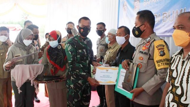 Perangkat Desa Serta Nakes Dapat Penghargaan Dari Danrem dan Kapolda
