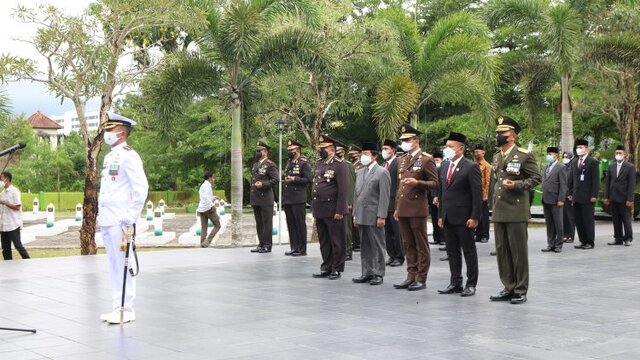 Diguyur Hujan, Danrem Gelar Upacara dan Tabur Bunga Di TMP Pawitralaya