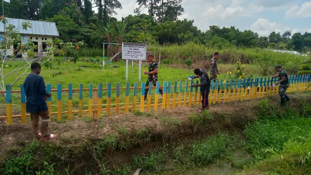 Satgas Yonif 131/Brs Bersama Warga Membangun Pagar Paud Awus