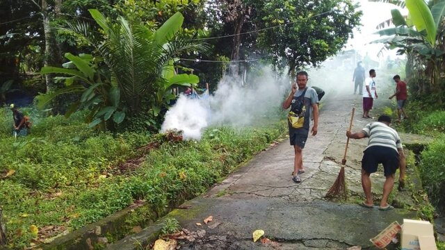 Nelayan Baro Kerja Bakti Bersihkan Jalan Menuju Dermaga