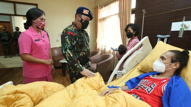 Kapolri Jenguk Anggota Yang Tertembak Saat Bertugas