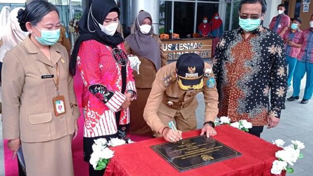 Bupati Bangka Bersama Sekretaris Dirjen Yankes Kemenkes RI Resmikan Dua Puskesmas
