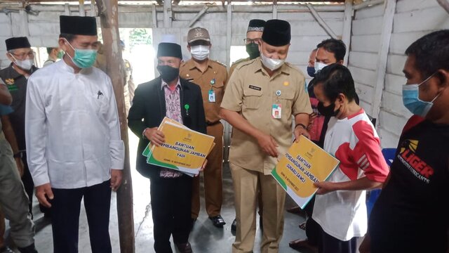 Warga Rambak Terima Lima Jamban Dari BAZNAS Kabupaten Bangka