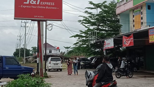Barangnya Tak Kunjung Tiba, Puluhan Konsumen Datangi Kantor J&T Koba