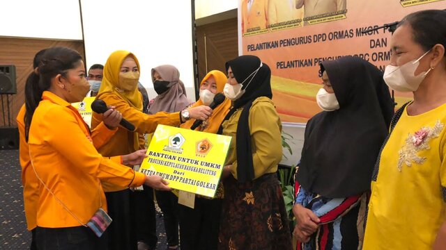 MKGR Babel Berikan Bantuan Kepada Nakes dan Pelaku UMKM di Babel