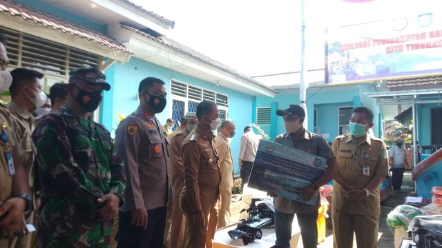 Nelayan Terima 5 Unit Perahu Dengan Nilai Rp.441 Juta Dari Bupati Bangka