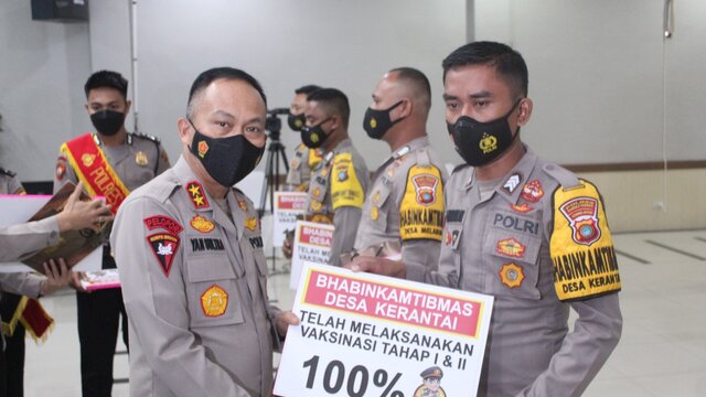 100 Persen Warga Tervaksin, Enam Bhabinkamtibmas Dapat Penghargaan Dari Kapolda Babel