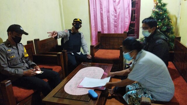 Kapolsek Sesean Bersama Aparat Desa Sambangi Warga Yang Belum Divaksin
