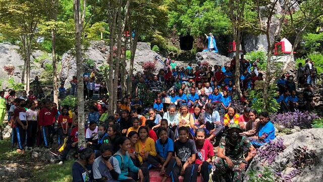 Satgas PAMTAS RI-RDTL Bersama Pelajar Bersihkan Tempat Wisata Religi di Perbatasan