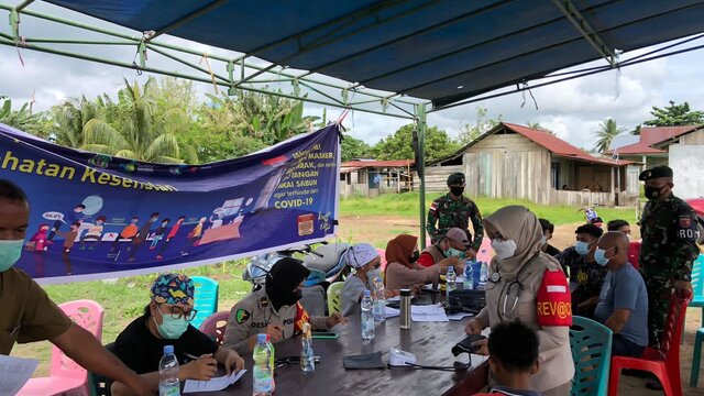 Integritas TNI-Polri Satgas Yonif RK 732/Banau Bantu Percepatan Vaksinasi