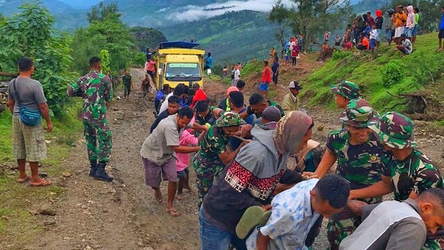 Satgas PAMTAS RI-RDTL YONIF 743/PSY Evakuasi Kendaraan Masyarakat Yang Terperangkap