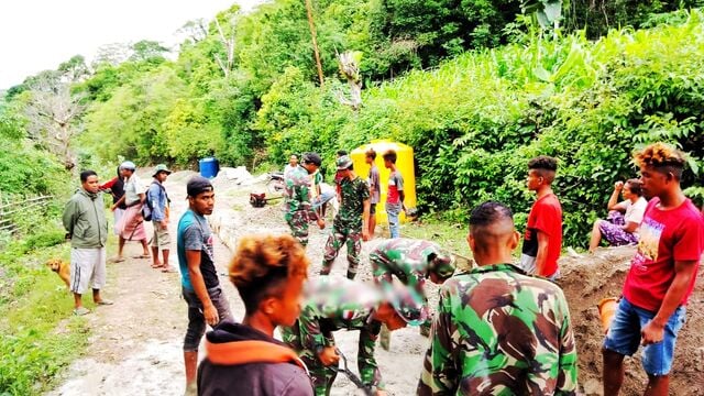 Satgas Pamtas RI-RDTL Yonif 743/PSY Bersama Masyarakat Perbaiki Jalan Diperbatasan