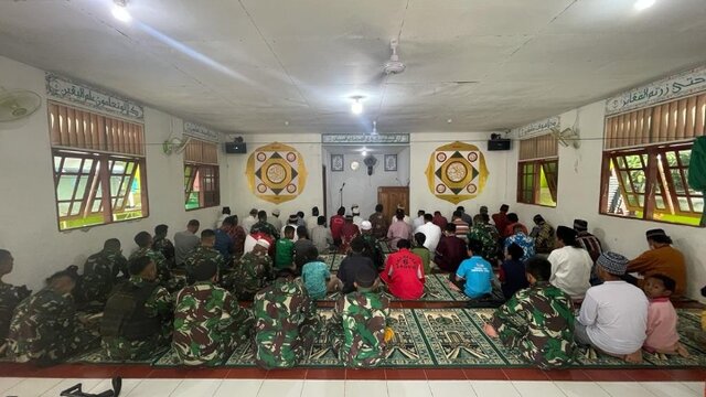 Satgas Pamtas RI-PNG Pos Muara Tami Bagikan Perlengkapan Sholat ke Masjid Al-Aqsa