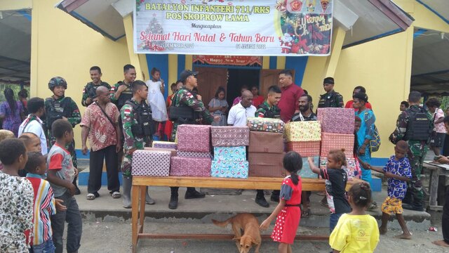 Rayakan Natal Dengan Warga, Satgas Pamtas RI-PNG Yonif 711/Raksatama Bagikan Bingkisan