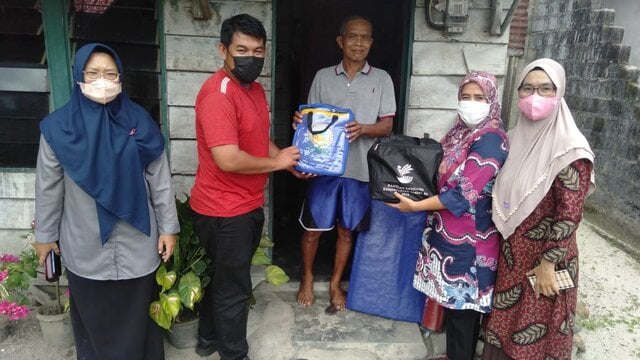 Dinsos-PMD Bangka Tengah Bantu Rumah Warga Yang Tertimpa Pohon Kelapa