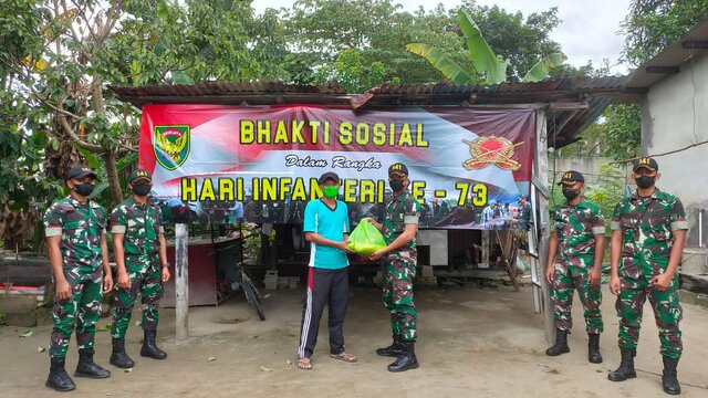 Peringati Hari Infanteri ke-73, KIPAN B Bagikan Bansos Pada Warga