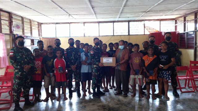 Satgas PAMTAS RI-PNG Yonif 711/RAKSATAMA Bagikan Alkitab Kepada Anak-Anak Perbatasan