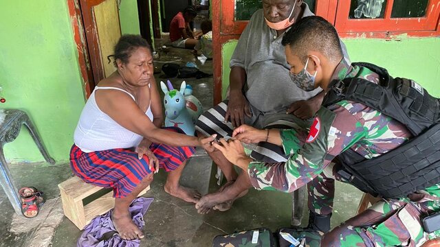 Satgas Pamtas RI-PNG Yonif 711/Raksatama Beri Pelayanan Kesehatan Gratis