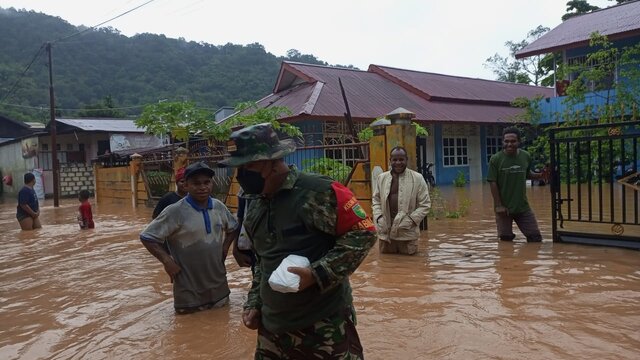 Banjir Dan Longsor Landa Jayapura, TNI Siaga Bantu Masyarakat