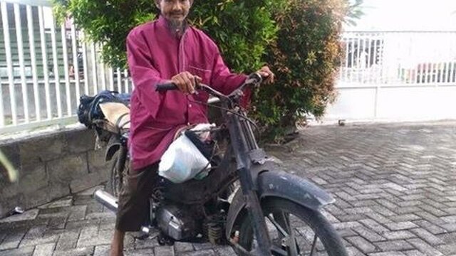 Lihat Anaknya Sekolah, Bapak Ini Tempuh Blitar-Surabaya Dengan Motor Bututnya