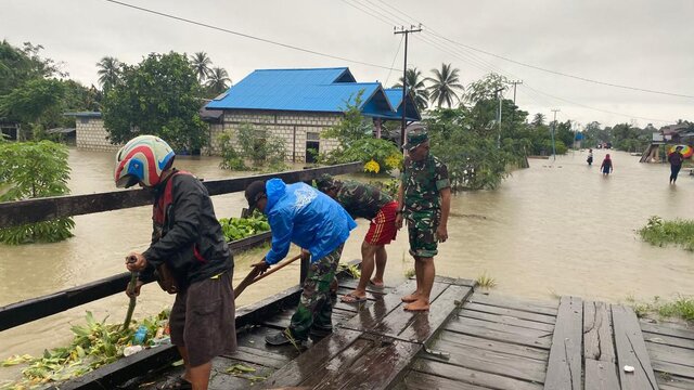 Koramil 1701-11/Nimboran Bantu Warga Terdampak Banjir