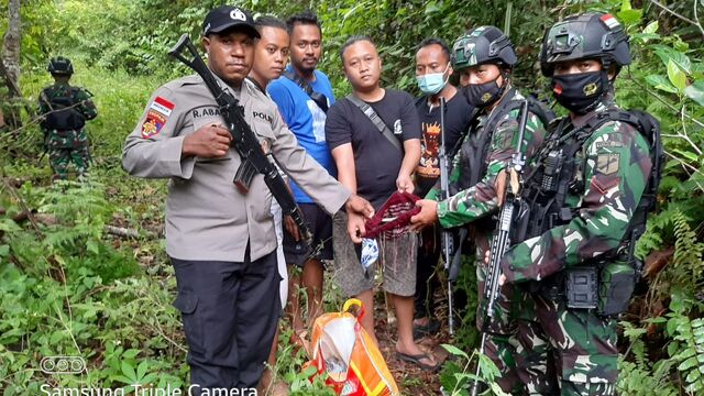 Saat Patroli Gabungan, Satgas Pamtas RI-PNG Yonif 711/Raksatama Berhasil Amankan Ganja