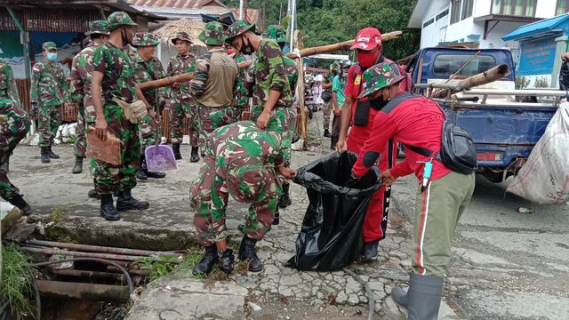 Pasca Banjir Di Kota Jayapura, Korem 172/PWY Bantu Bersih-Bersih