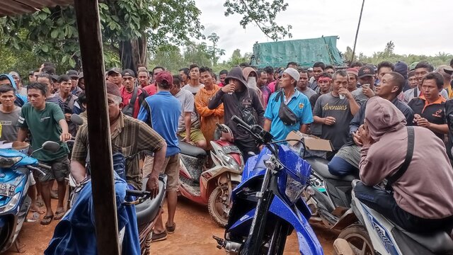 Kecewa, Warga Penyak Bakar Pos Satpam Dan Minta PT.MSK Angkat Kaki