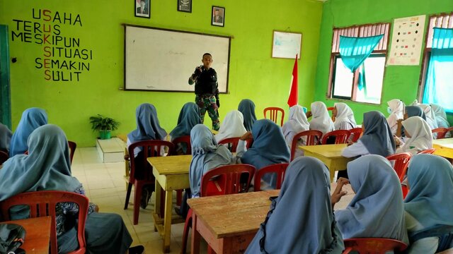 Pelajar MA YPPT Terima Materi Bela Negara Dari Satgas Yonif RK 732/Banau