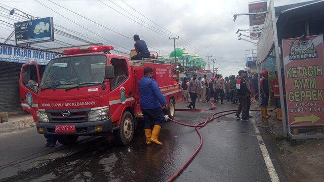 Warung Ayam Geprek Di Jalan Kampung Melayu Pangkalpinang Terbakar