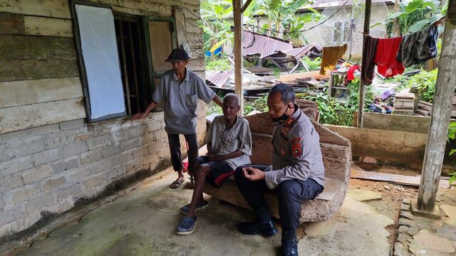 Bapak Man Ngendoh Dapat Bantuan Dari Kapolres Bangka Barat