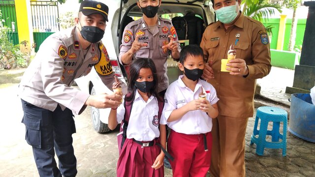 Usai Divaksin, Pelajar SD Ini Dapat Ice Cream Dari Polsek Namang