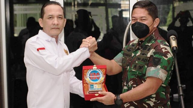 Dandim 0413/Bangka Terima Plakat Cinderamata Dari KBO Babel