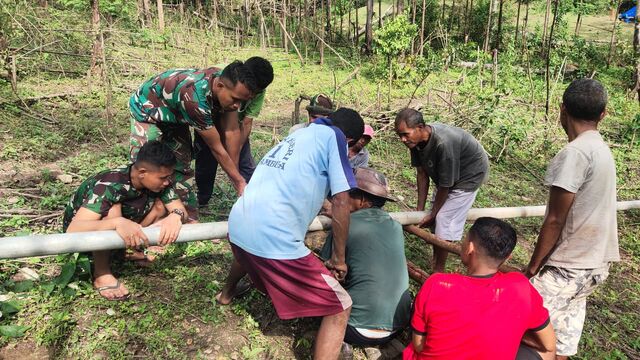 Penuhi Kebutuhan Air Bersih, Yonif 743/PSY Bantu Pasang Pipa Air
