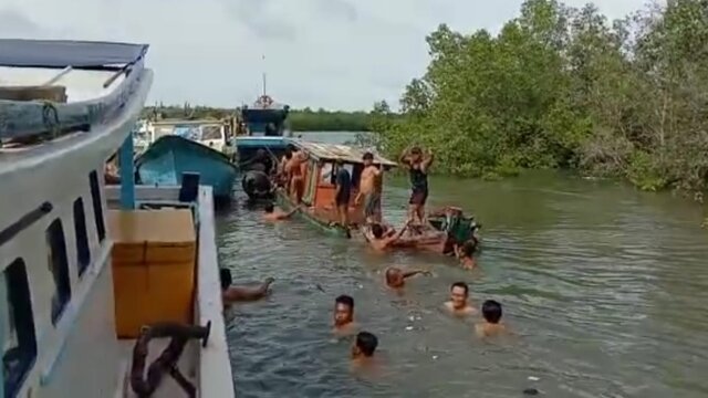 Kerahkan Pasukan, Forum Nelayan Baro Lakukan Giat Bersih-Bersih Dermaga