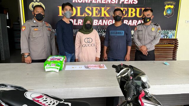 Nekat Mencuri Perhiasan Di Toko Emas, IRT Ditangkap Polsek Jebus