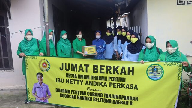 Warga Pangkalalang Dapat Paket Sembako Dari Ketum Darma Pertiwi
