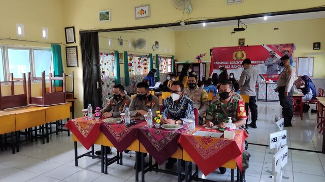 Polres Bateng Melaksanakan Vaksinasi Serentak se Indonesia Di SDN 6 Koba