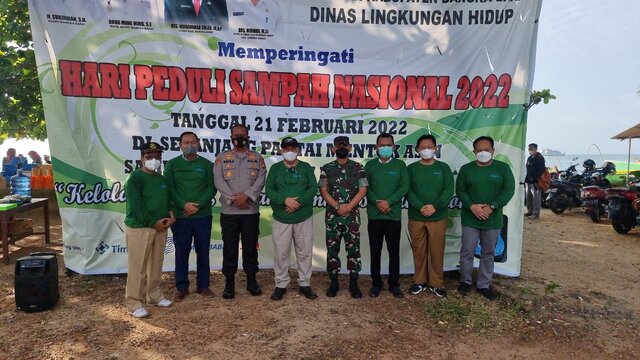 Hari Sampah Nasional, Kapolres Babar Bersama Forkopimda Bersih-Bersih di Pantai Mentok Asin