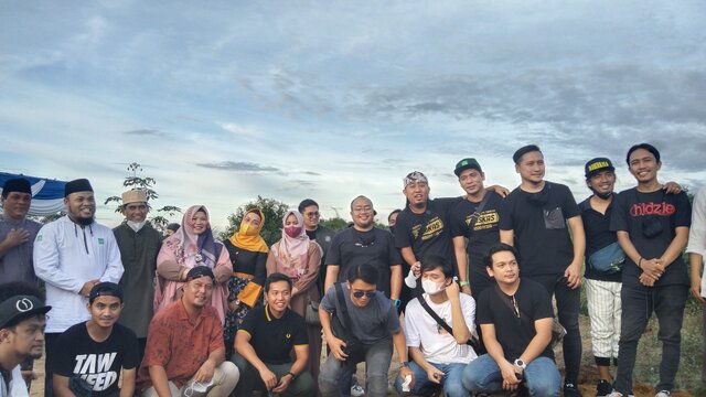 Peletakan Batu Pertama Pembangunan Masjid Desa Terak Didatangi Para Artis