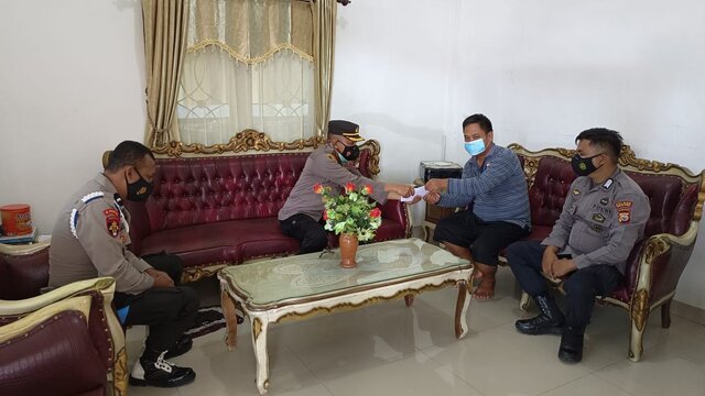 Peduli Personil, Kapolsek Rantepao Jenguk Anggotanya Yang Sakit