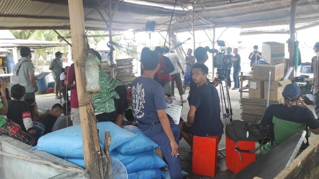 Tiga Laki-laki Tersungkur Dihajar Seorang Mantan Preman Di Pantai Batu Belubang